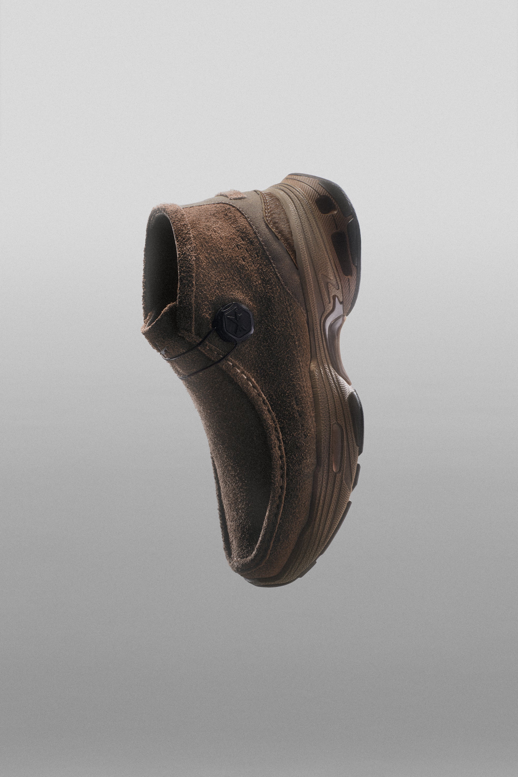 111 WALLABEE-TECH SUEDE KHAKI