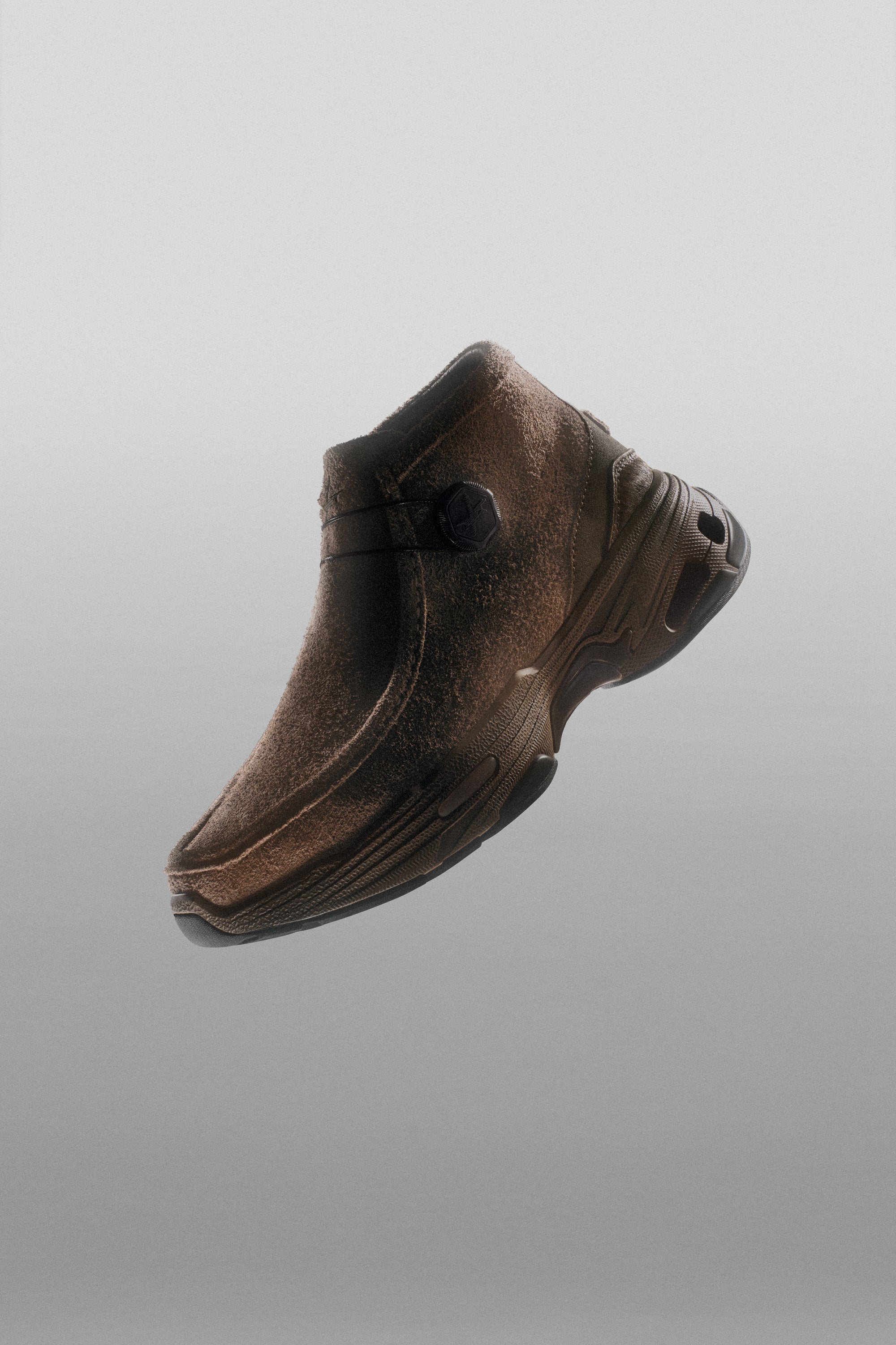 111 WALLABEE-TECH SUEDE KHAKI