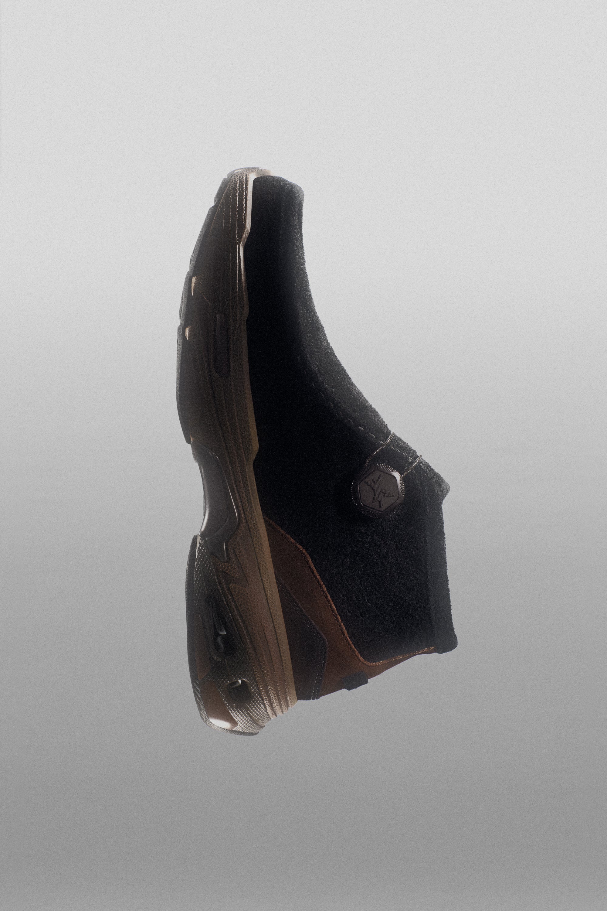 111 WALLABEE-TECH SUEDE BLACK